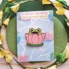 Niedlicher Frosch und rosa Lotus Pin mit Backcard