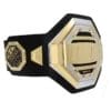 عرض حزام بطولة UFC على اليسار