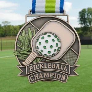 Una brillante medalla de campeón de pickleball con un diseño detallado, que simboliza la victoria en el deporte del pickleball.