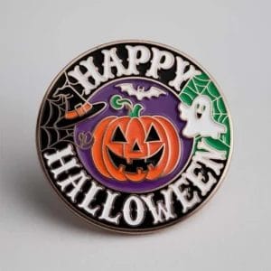 Schwarzer und weißer Button mit dem Text "Happy Halloween", entworfen als benutzerdefinierte Halloween-Anstecknadel.