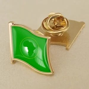 Grün-goldene Anstecknadel mit der Flagge der Afrikanischen Union, ideal für den Vertrieb im Großhandel.