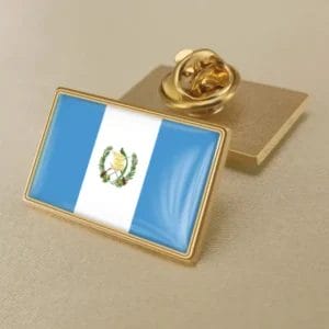 Épingle en or représentant le drapeau du Guatemala, idéale pour la distribution en gros et les expositions patriotiques.