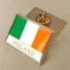 Una spilla da bavero con la bandiera dell'Irlanda, pensata per chi apprezza il patrimonio irlandese insieme alle spille con la bandiera americana.