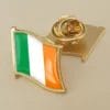 Una spilla da bavero con la bandiera dell'Irlanda, pensata per chi apprezza il patrimonio irlandese insieme alle spille con la bandiera americana.