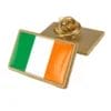 Una spilla da bavero con la bandiera dell'Irlanda, pensata per chi apprezza il patrimonio irlandese insieme alle spille con la bandiera americana.