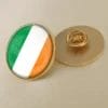 Una spilla da bavero con la bandiera dell'Irlanda, pensata per chi apprezza il patrimonio irlandese insieme alle spille con la bandiera americana.