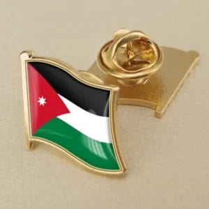 Eine Anstecknadel mit der jordanischen Flagge, die in leuchtenden Farben und mit einem patriotischen Design präsentiert wird.