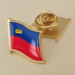 Eine Anstecknadel mit der Flagge Liechtensteins, ideal für Sammler und Liebhaber von internationalen Flaggenpins.