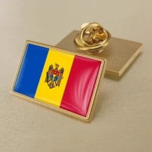 Épingle de revers du drapeau de la Moldavie aux couleurs éclatantes, idéale pour la distribution en gros et les expositions patriotiques.