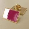 Alfiler de solapa con la bandera de Qatar en vivos colores, ideal para la distribución al por mayor y las exhibiciones patrióticas.