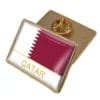 Alfiler de solapa con la bandera de Qatar en vivos colores, ideal para la distribución al por mayor y las exhibiciones patrióticas.
