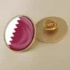 Alfiler de solapa con la bandera de Qatar en vivos colores, ideal para la distribución al por mayor y las exhibiciones patrióticas.