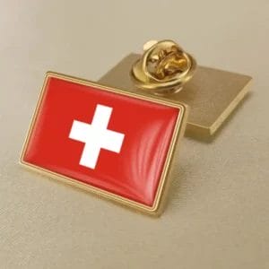 Alfiler de solapa con la bandera suiza en vivos colores, ideal para la distribución al por mayor y las exhibiciones patrióticas.
