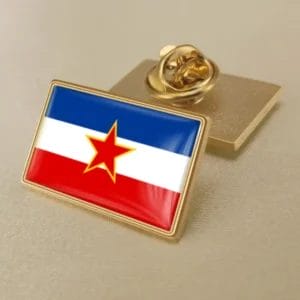 ユーゴスラビアの国旗をモチーフにしたピンバッジ。