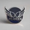 Pin de esmalte personalizado con alas de piloto con diseño de mirilla, perfecto para entusiastas de la aviación y coleccionistas.