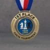 Medaglia d'oro per il 1° posto al torneo di scacchi, filata per mostrare il suo intricato design e i dettagli incisi.