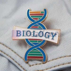 Spilla personalizzata con la parola "Biologia", pensata per gli appassionati di scienza e gli educatori.