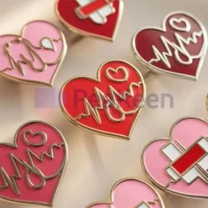 Una collezione di spille colorate a forma di cuore pensate per i medici, che presentano diverse tonalità e stili vivaci.