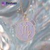 Elegante collar Virgo de esmalte blando sobre un llamativo fondo morado, que resalta la belleza y el detalle del símbolo zodiacal.