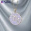 Elegante collar Virgo de esmalte blando sobre un llamativo fondo morado, que resalta la belleza y el detalle del símbolo zodiacal.