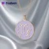 Collar de signo zodiacal Virgo en suave esmalte, con un rico fondo púrpura, que muestra su elegante artesanía.
