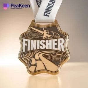 medallas finisher de oro con la palabra "Finisher" bien visible en su superficie.