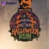 Medaille für den Halloween-Lauf mit einem gruseligen Haus im Hintergrund, das den festlichen Geist der Jahreszeit feiert.