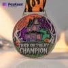 Eine dekorative Medaille zu Halloween mit der Aufschrift "Trick or Treat Champion", ideal für festliche Auszeichnungen.