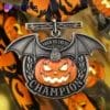 Eine Medaille zu Halloween mit einem Kürbis- und Fledermausmotiv, perfekt für die gruselige Jahreszeit.