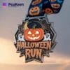 Medaille für einen Halloween-Lauf, verziert mit einem Kürbis, der die sportlichen Leistungen der Saison symbolisiert.