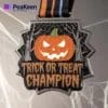 Eine glänzende Medaille zum Thema Halloween mit der Gravur "Trick or Treat Champion", die sich perfekt für die Feierlichkeiten zu Halloween eignet.