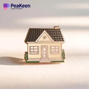 دبوس منزل يضم لوحة شمسية ترمز إلى الطاقة المستدامة والحياة الصديقة للبيئة.
