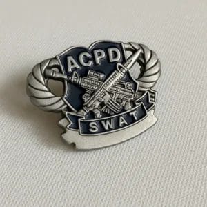 شارة تحمل عبارة "ACPD SWAT" التي تمثل وحدة الأسلحة والتكتيكات الخاصة.