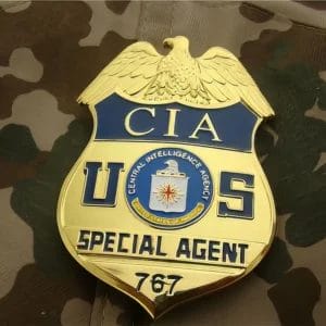 Значок специального агента ЦРУ с эмблемой агентства и идентификационными данными для официального использования.