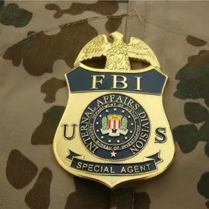 Primo piano di un distintivo da agente speciale dell'FBI con l'emblema e il nome dell'agente.