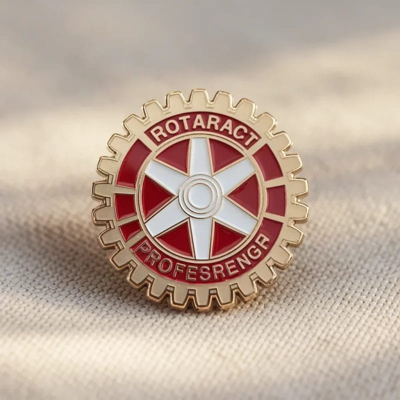 Un distintivo con la scritta "Rotary Club", che rappresenta la comunità Rotaract e i suoi valori di servizio e amicizia.