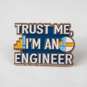 Una spilla con la frase "Trust me, I'm an engineer" (Fidati di me, sono un ingegnere) a caratteri cubitali, che ripropone un tema ingegneristico giocoso.