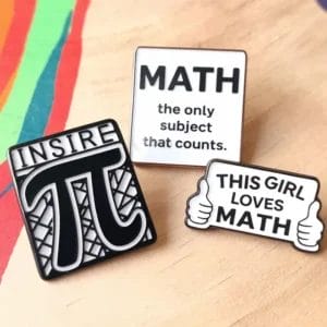Due spille con le frasi "Math" e "This Girl Loves Math", che mostrano la passione per la matematica.