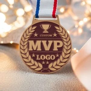 Mockup di una medaglia personalizzata con logo MVP, che mostra una medaglia d'oro con un nastro vibrante, sottolineando il suo marchio unico.