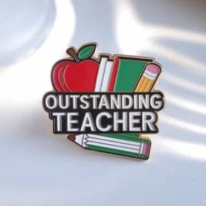 Spilla smaltata con la frase "Outstanding Teacher", pensata per gli educatori per celebrare i loro successi.
